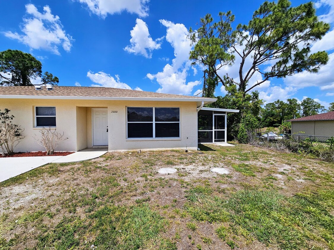 Foto principal - Charming 3-bedrooms and 2 baths, tiled thr...