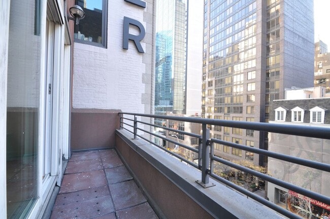 Building Photo - 143 E 57th St