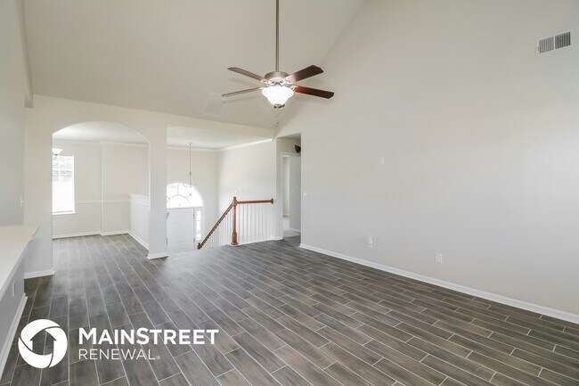 Building Photo - 5847 Colonnade Dr