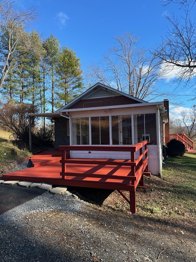 Main deck. Sun room - 295 Carrie Ln