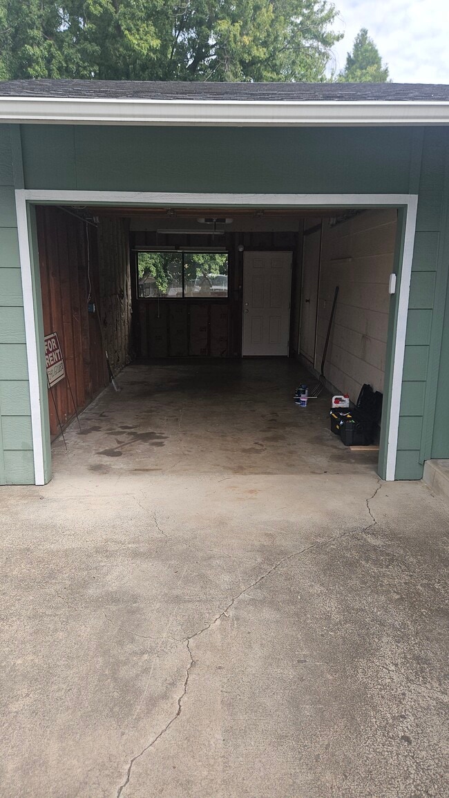 Building Photo - 2101 Hill Way