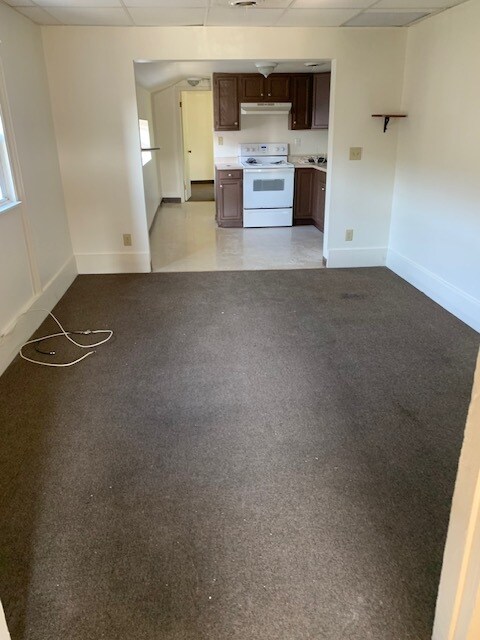 Spacious Living Room - 10 Swan St