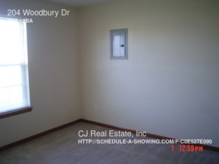 Building Photo - 204 NW Woodbury Dr