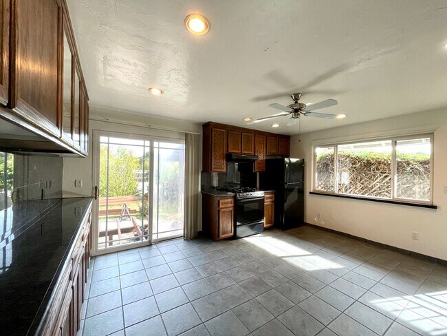 Building Photo - Perfect 3B/1BA Home w/ Private, Fenced in ...
