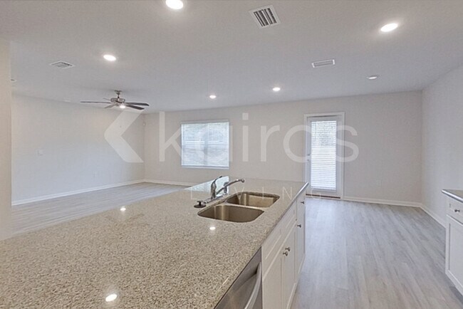 Foto del edificio - 345 Monarch Ln