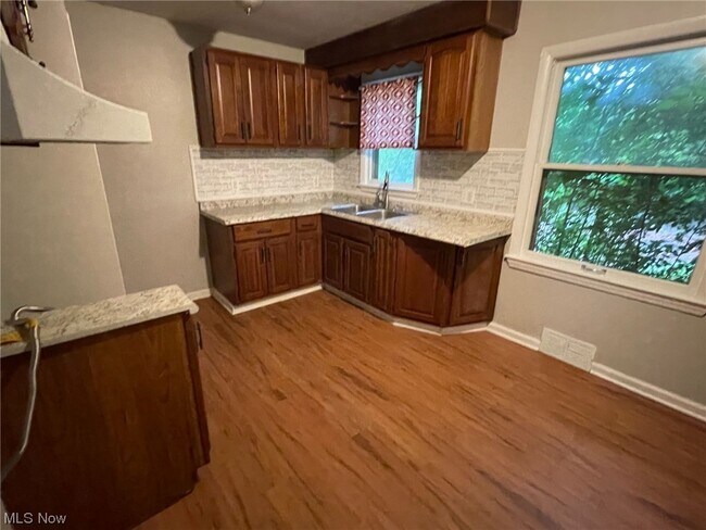 Building Photo - 16704 Meadowvale Ave