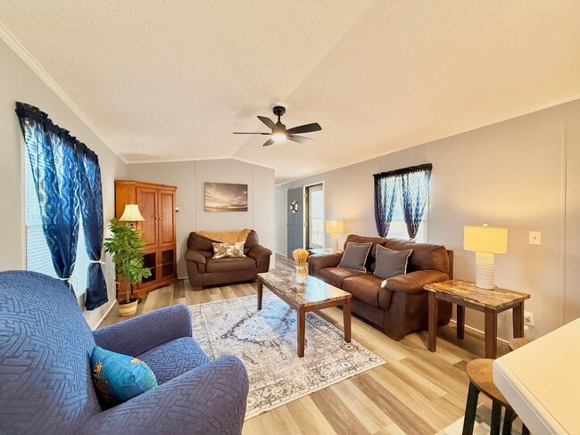 Building Photo - Recently renovated-3 bedroom/2 bathroom home-fully furnished-located in Tanglewood Subdivision