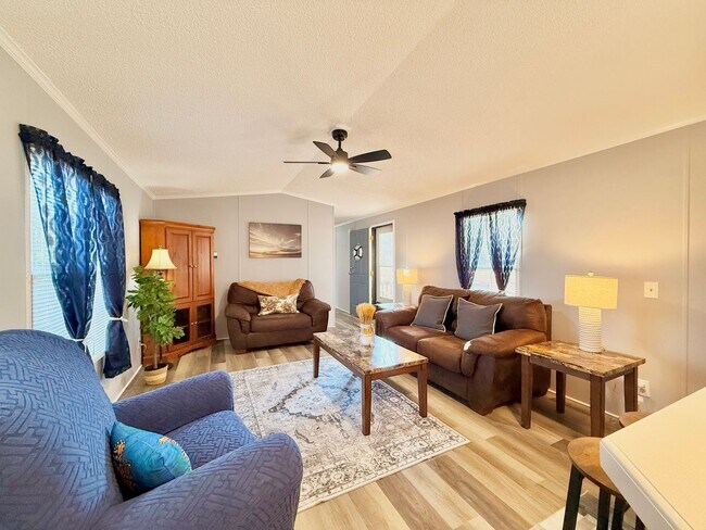 Foto del edificio - Recently renovated-3 bedroom/2 bathroom home-fully furnished-located in Tanglewood Subdivision