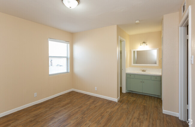 1BR 1BA - 615 SF - The Paddocks Apartments