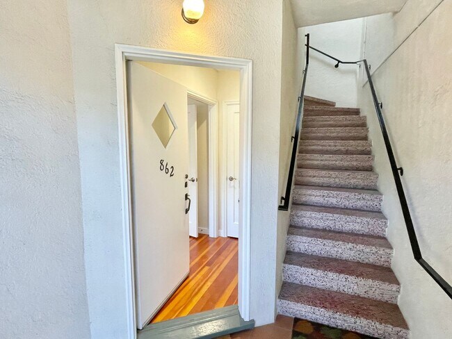 Foto del edificio - 1BR/1BA Remodeled Garden Unit! Charm Galor...
