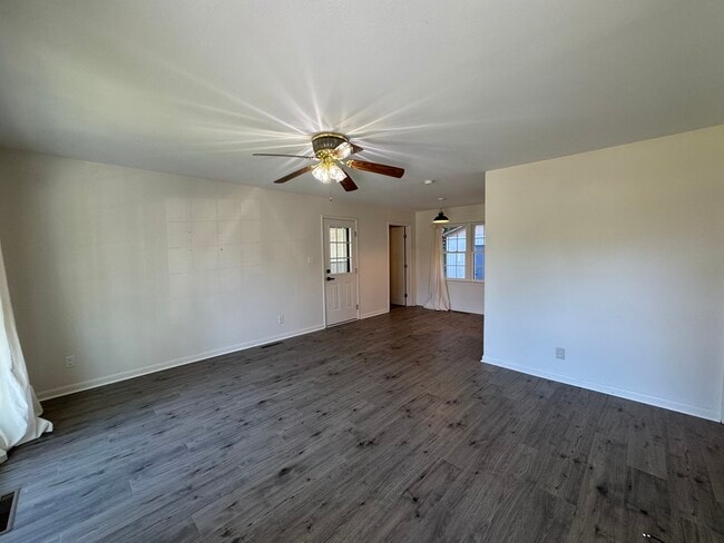Building Photo - 20 Lenora Dr