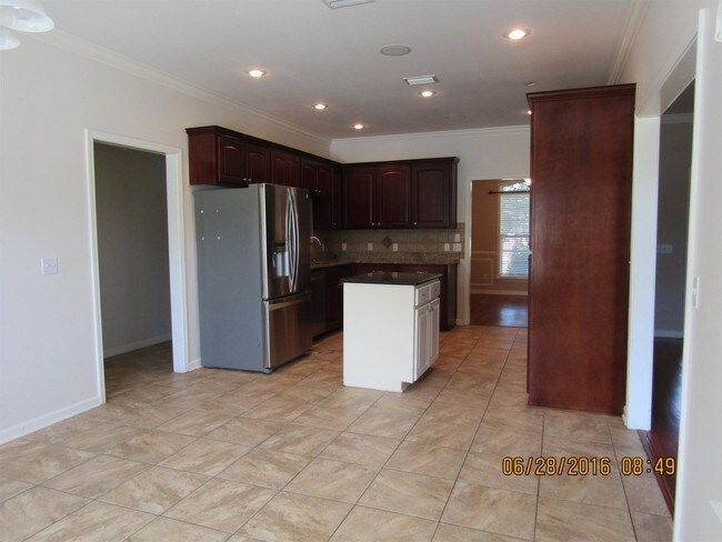 Building Photo - 305 Red Dirt Rd