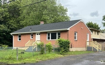 Building Photo - 8 Peacock Dr