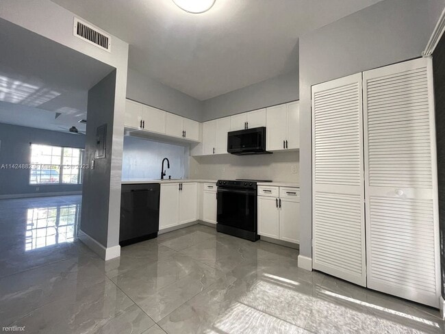 Building Photo - 2 br, 1.5 bath Townhome - 7 Truman Dr