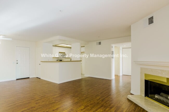 Foto del edificio - 2 Bedroom Condo in Gated Garden Grove Complex