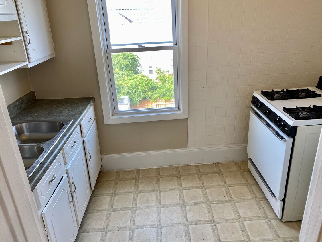 285 Fountain St Unit 3, Fall River, MA 02721 Room for Rent in Fall