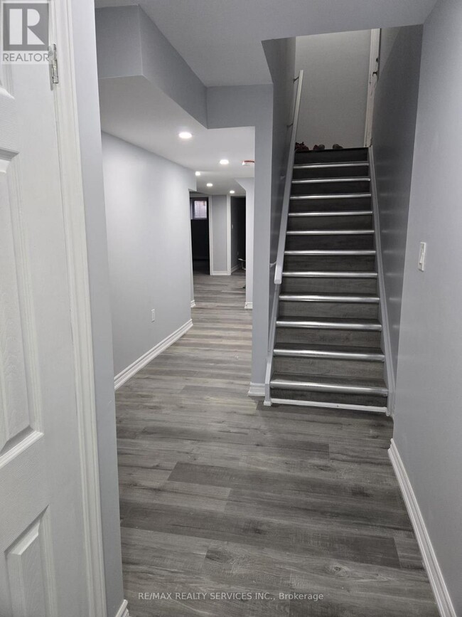 Building Photo - 27 Yardley Cres