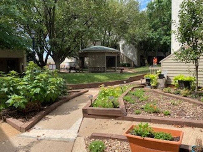 Foto del edificio - 2-Bedroom Condo for Rent in Stratford Condos + Gated Community with Pool!