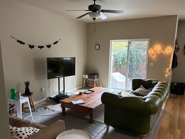 Foto del edificio - 1926 NW Kale Way