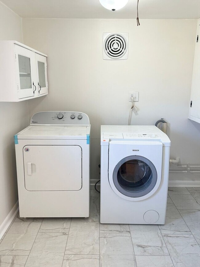 Foto del edificio - Hardwood Floors