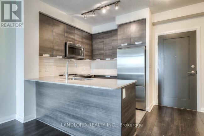 Photo du bâtiment - 5025 Four Springs Ave