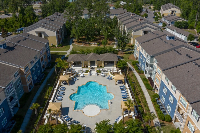 Courtyard - Amberleigh Shores Apartments