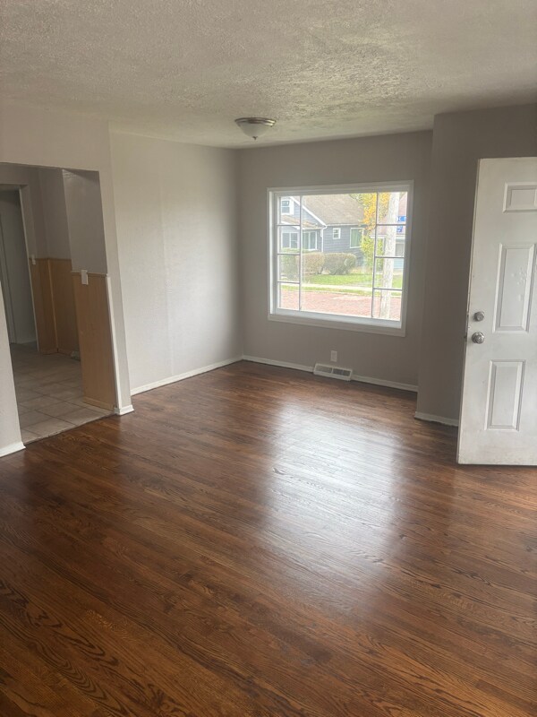 Foto del edificio - 4457 E 154th St