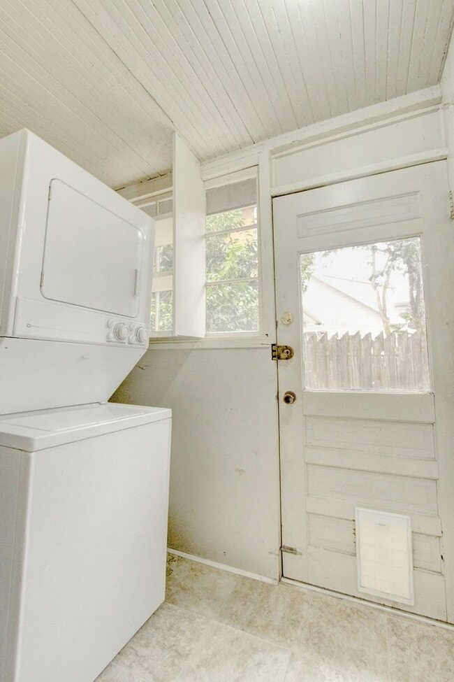 Building Photo - 502 NE 72nd St