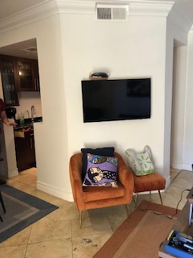 Foto del edificio - Meridian Unique 1 Bd / 1 Ba  Furnished Luxury Condo.