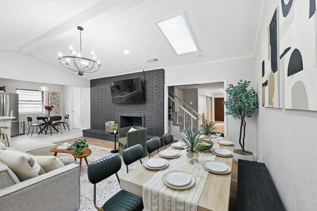 Foto del edificio - Luxury 5-Bedroom Retreat with Pool & Game Room