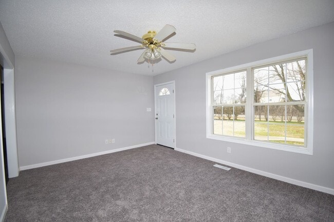 Building Photo - 3 Bedroom 2 Bath Pet Friendly Home For Rent!