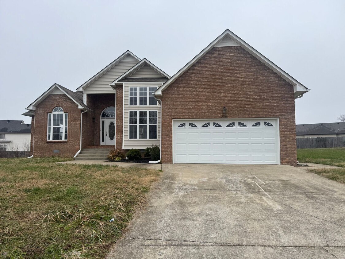 Foto principal - Gorgeous Single Family Home in Clarksville
