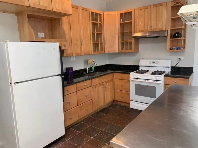 Kitchen - 2746 W Chicago Ave