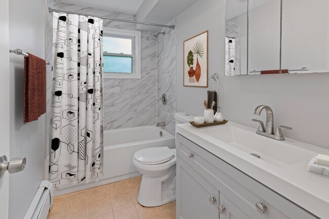 Foto del edificio - Recently Rehabbed 1-Bedroom in Lake Bluff | Pet Friendly + Prime Location