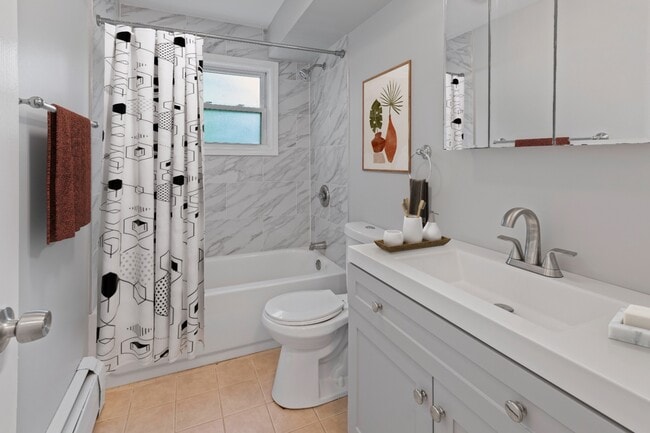 Building Photo - Recently Rehabbed 1-Bedroom in Lake Bluff | Pet Friendly + Prime Location