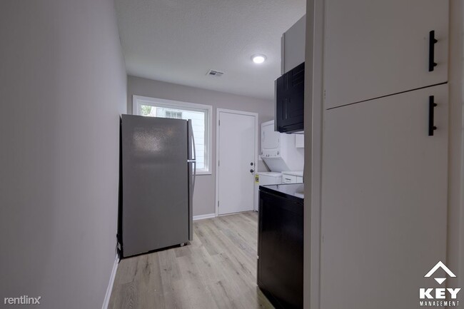 Building Photo - 2 br, 1 bath Townhome - 850 N Belmont Ave