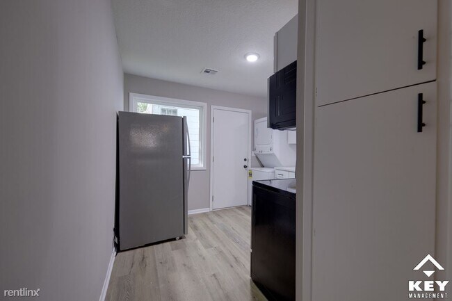 Foto del edificio - 2 br, 1 bath Townhome - 850 N Belmont Ave