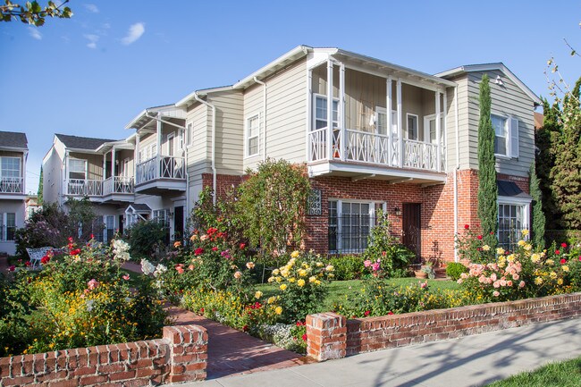 Jardín con 60 rosales - 1054 Masselin Ave