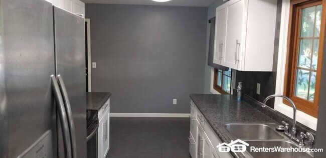 Foto del edificio - Available Now = 4 Bedroom 2 Bath Updated Home in Cottage Grove!