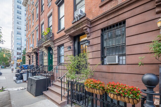 Building Photo - 406 W 22nd St