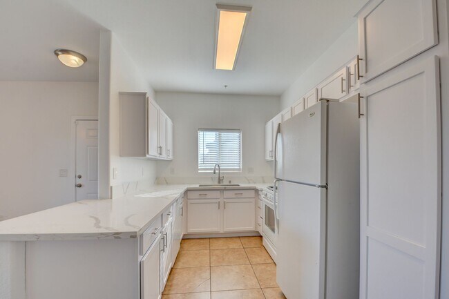 Foto del edificio - CLEAN, move in ready~GATED and super COMMUNITY!