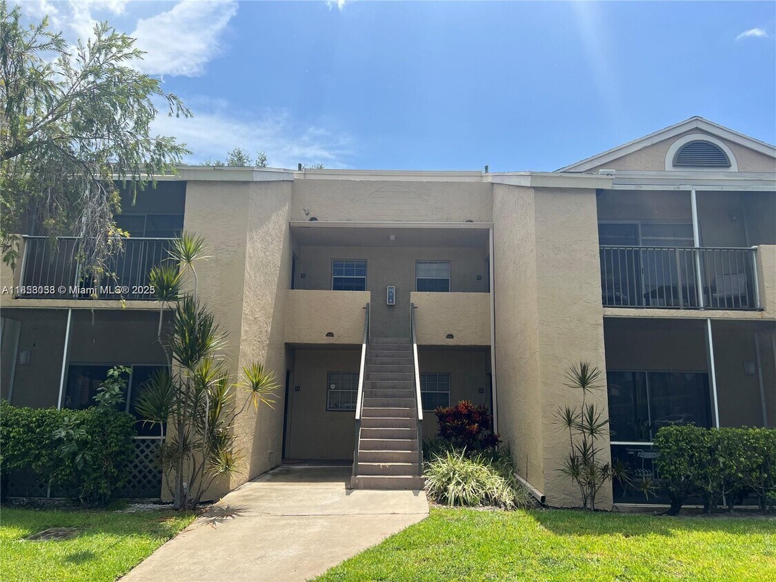 Foto principal - 660 Cypress Club Way