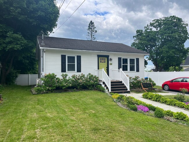 Building Photo - Beautiful Two Bedroom Single Family in the...