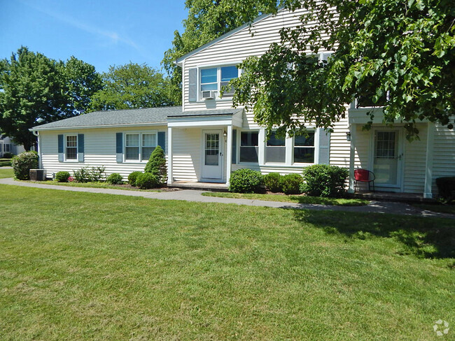 Front door faces scenic creek with green space - 6 Beech Holw