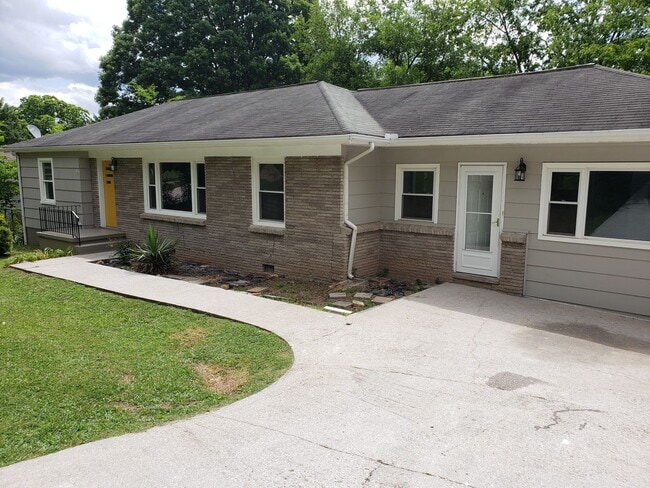 Building Photo - Stylishly Renovated & Prime Location!