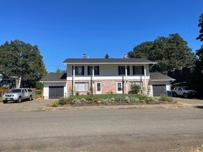 Building Photo - 14610 SE Woodland Way