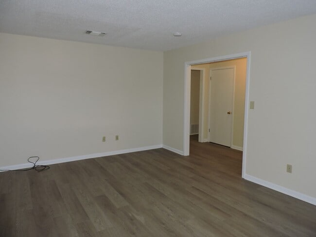 Building Photo - Nice home that is convenient to NAS and Corry!