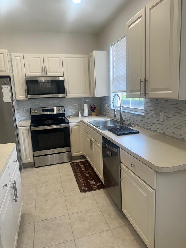 Foto del edificio - 8133 Mulligan Cir