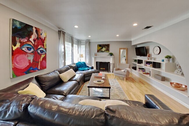 Building Photo - Movie Lover Retreat - Spacious Art Deco Ho...