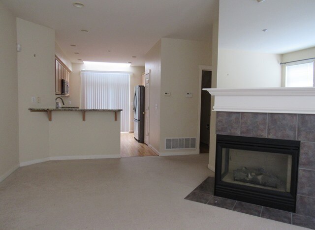 Building Photo - Rare Opening! Townhouse in Excellent Woodi...